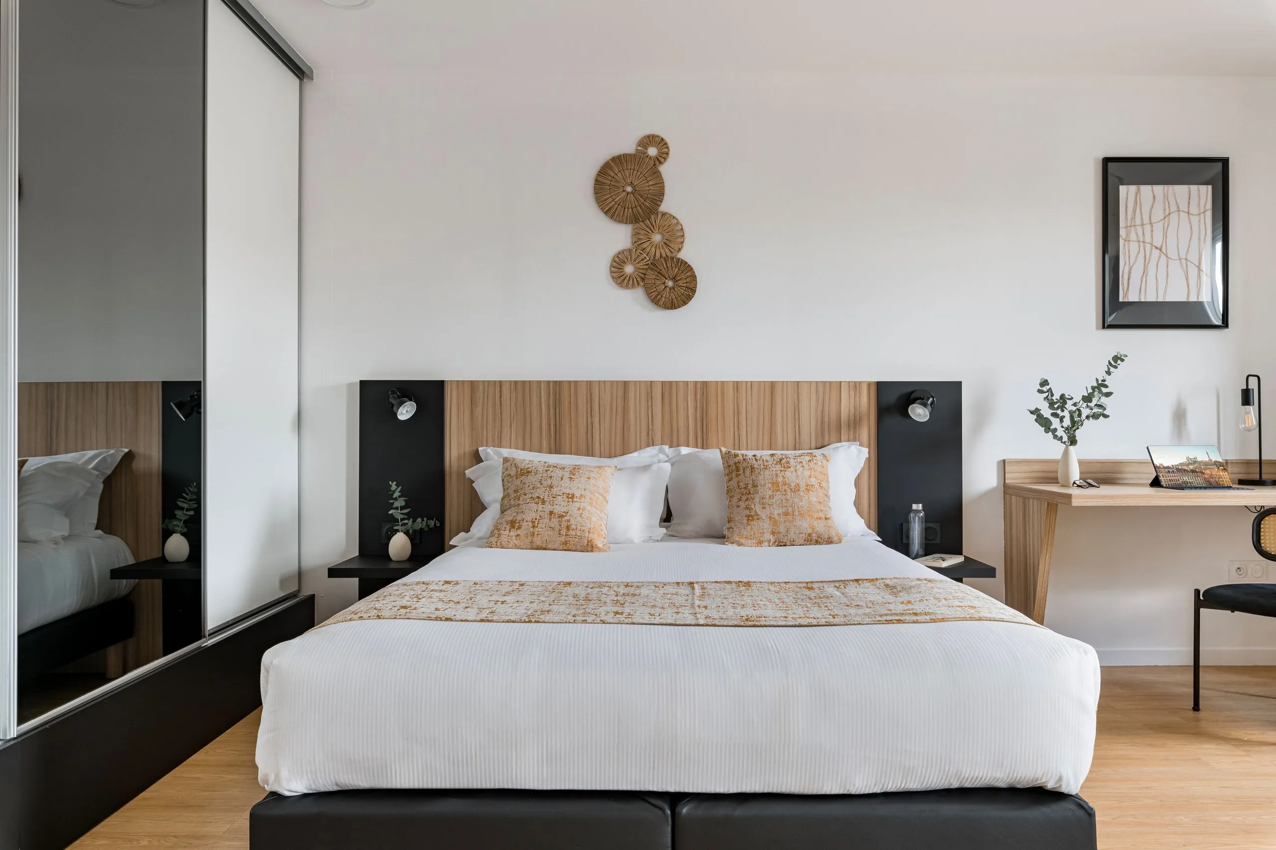 Chambre moderne avec lit double et bureau 