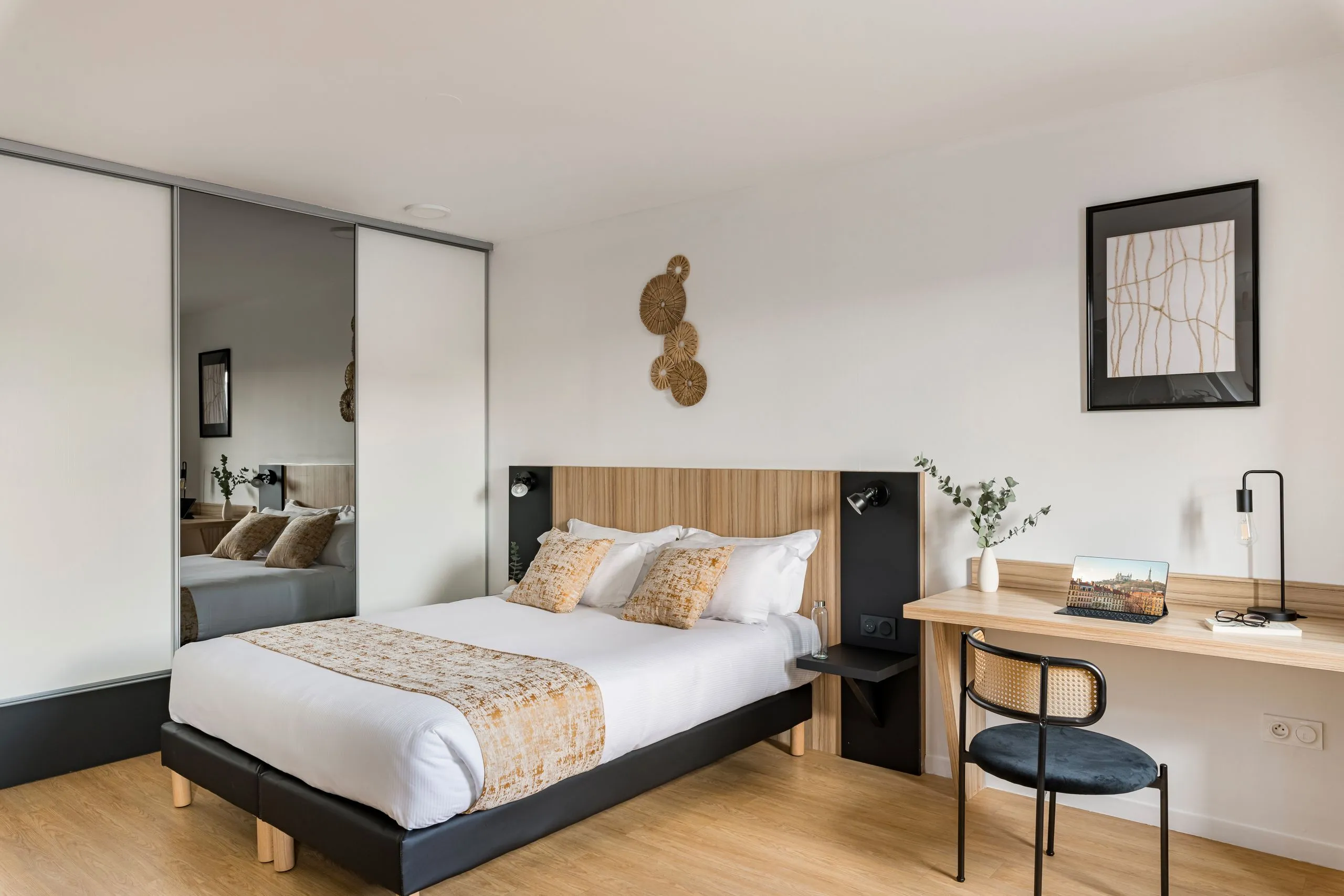 Chambre moderne avec lit double et bureau 
