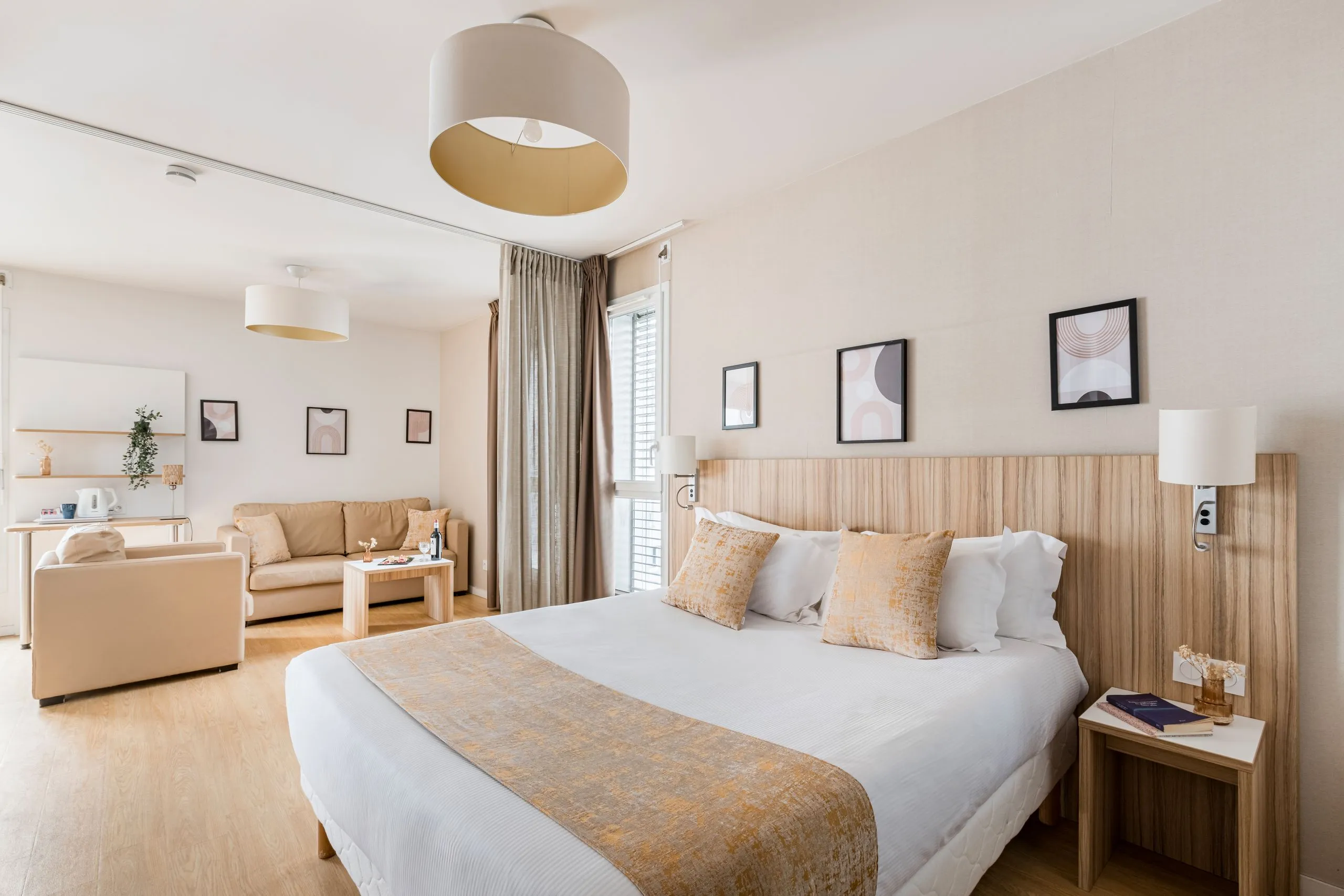 Chambre moderne avec lit double et canapé 