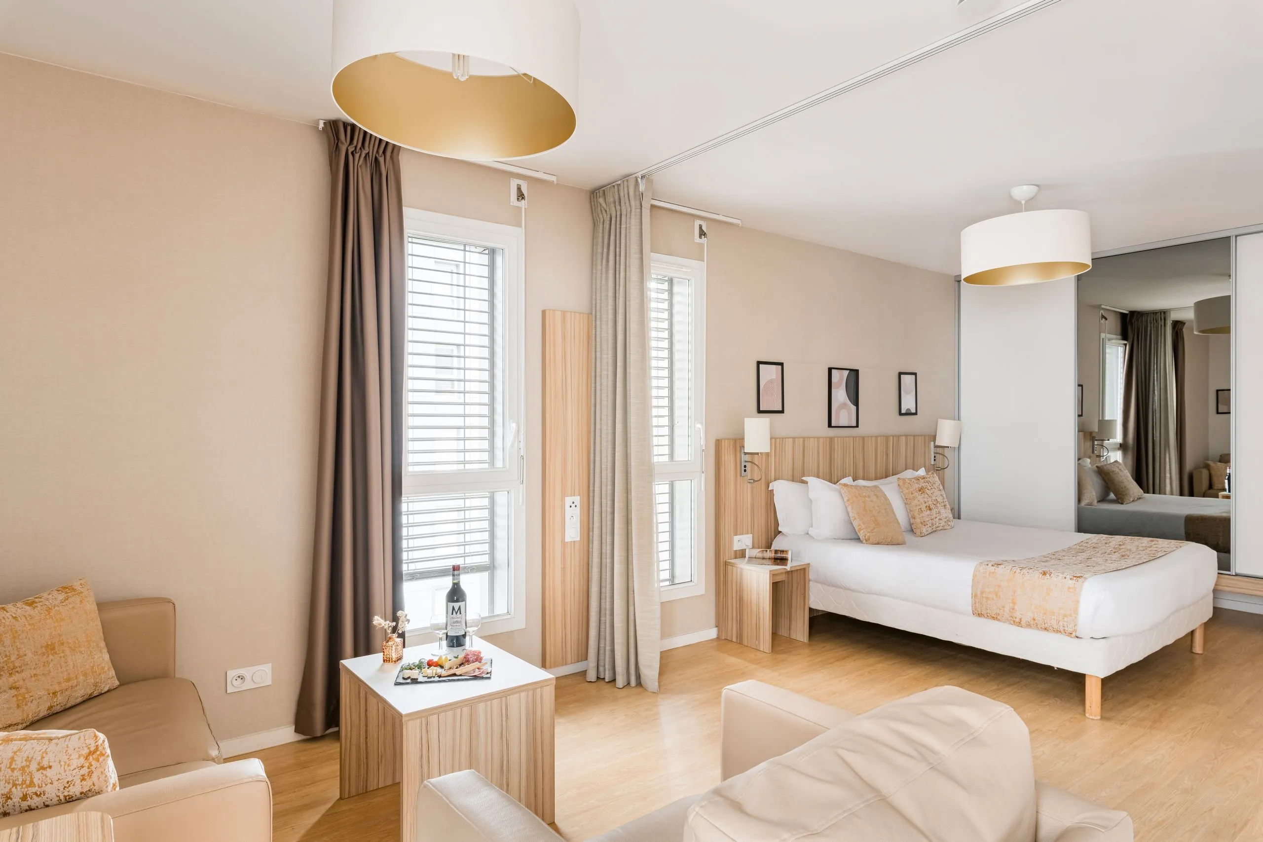 Chambre lumineuse avec lit double et coin salon 
