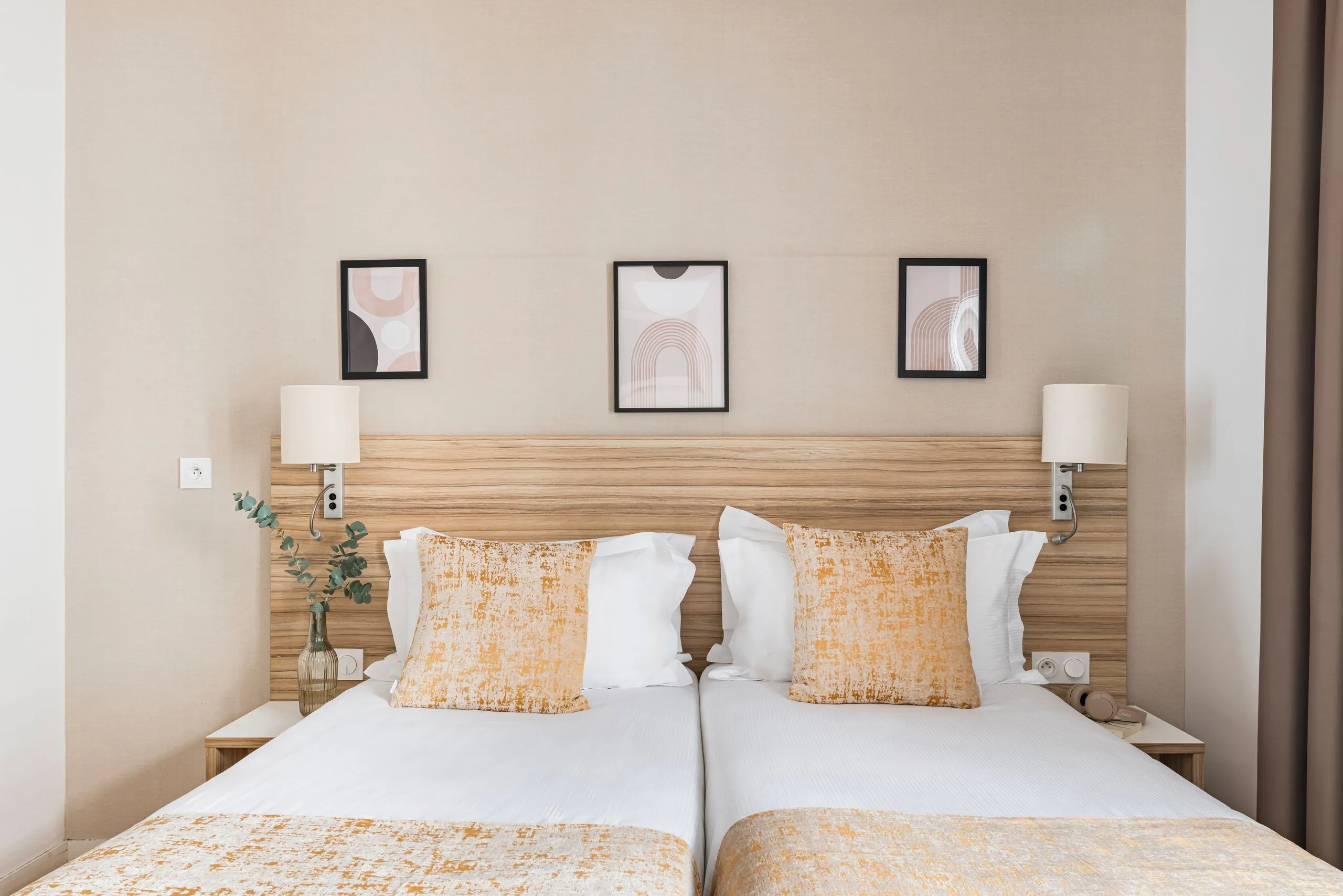 Chambre d'hôtel avec lits jumeaux 