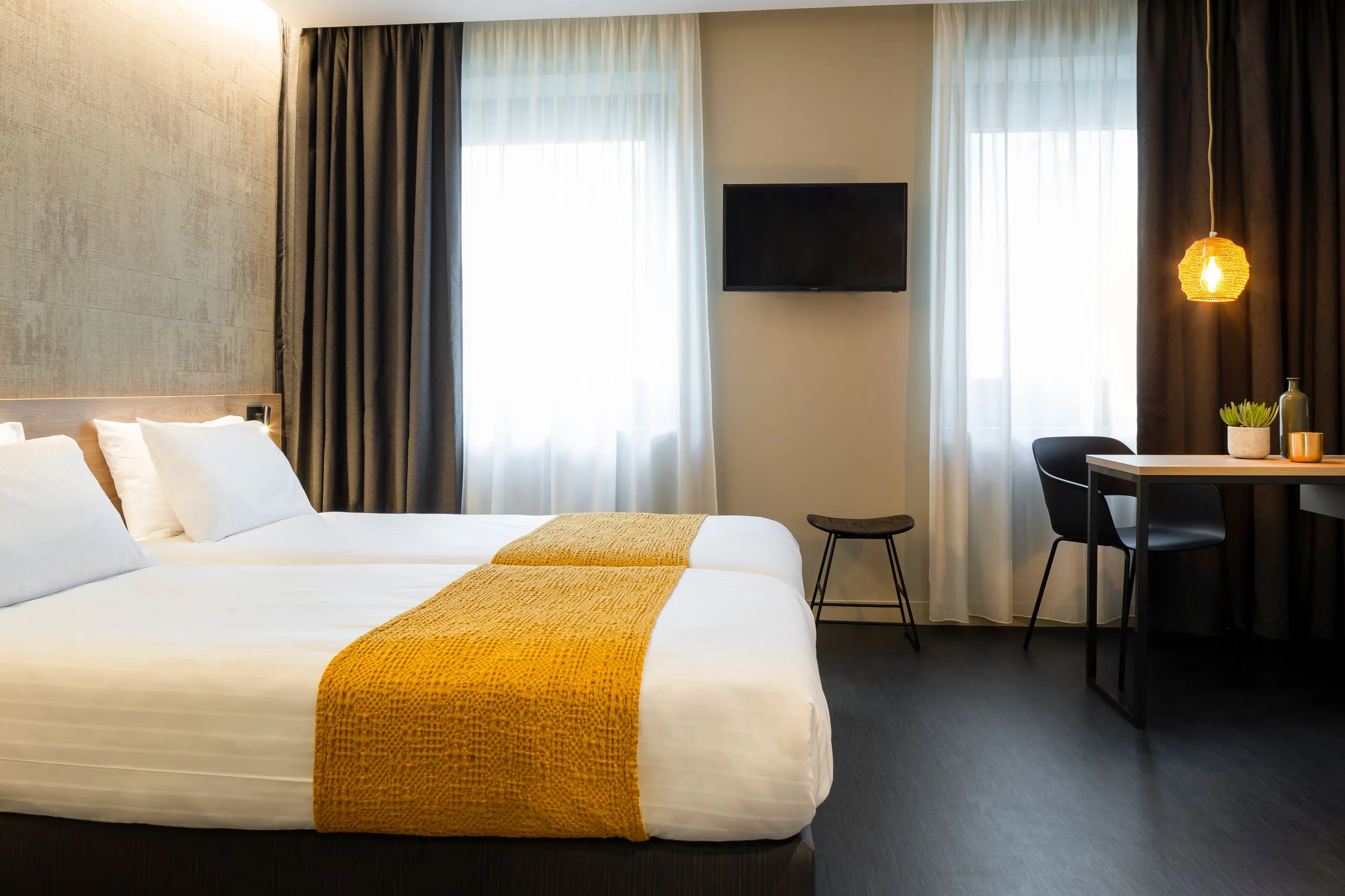Chambre d'hôtel moderne avec lit double et bureau 